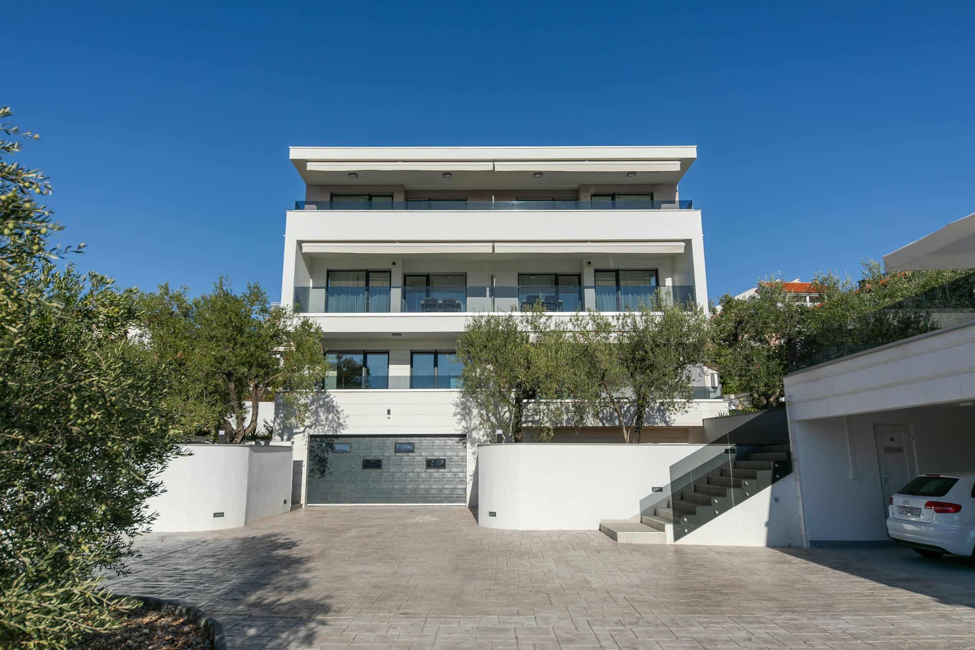 villa dora driveway and house during daytime